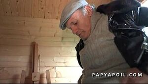 Papy rejoint 2 potes qui se tapent une mature cougar libertine aux gros seins